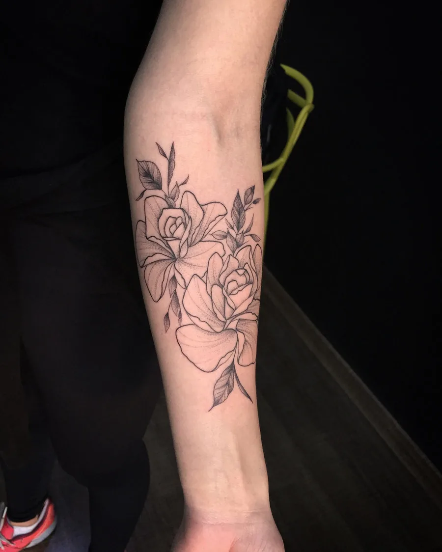 Rosas em traço fino na parte interna do braço