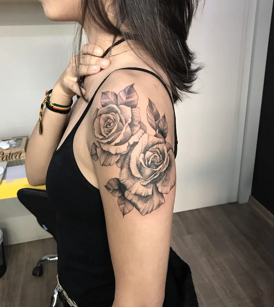 Rosas em traço fino no ombro