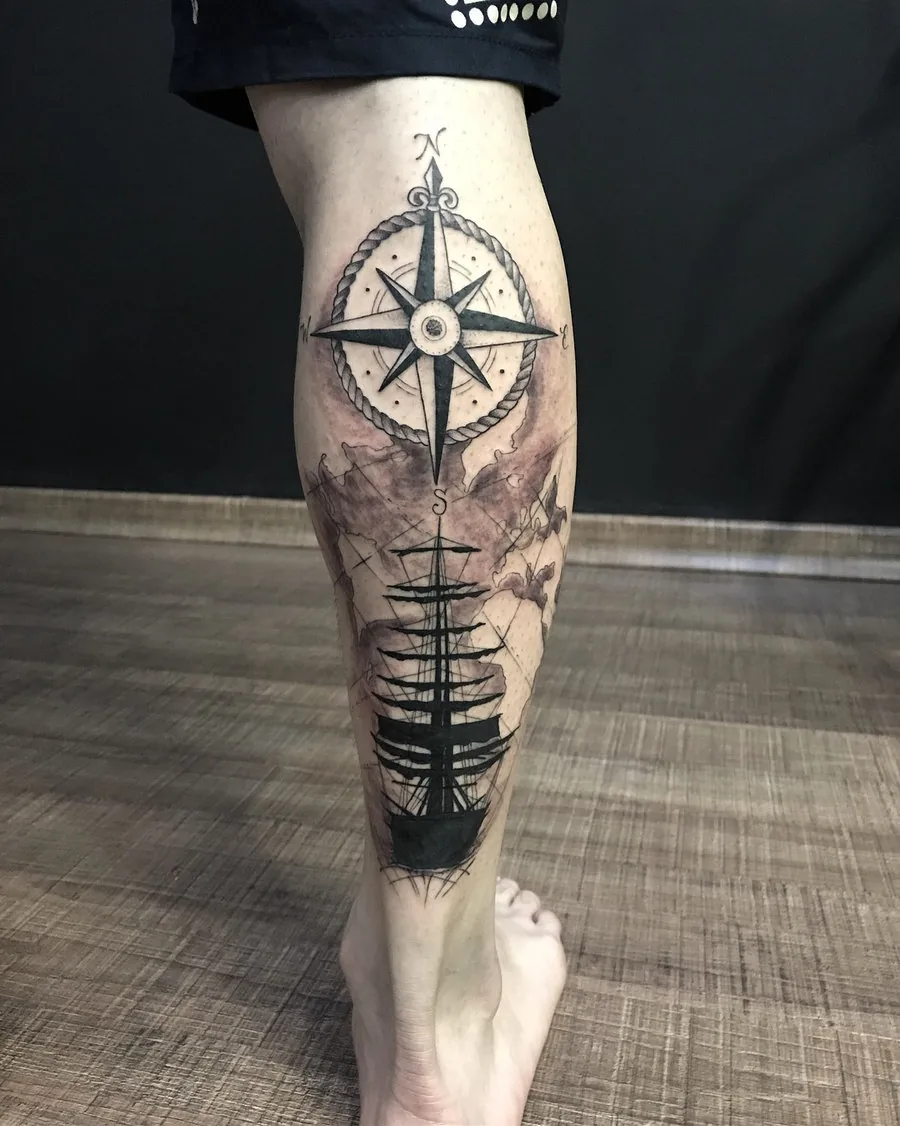 Rosa dos ventos com navio e ondas na panturrilha