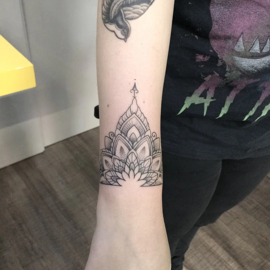 Ornamento em forma de lótus no pulso